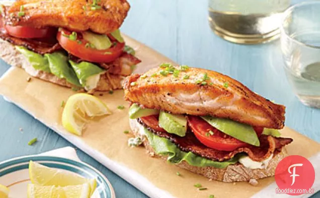 Salmão de rosto aberto e BLTs de abacate
