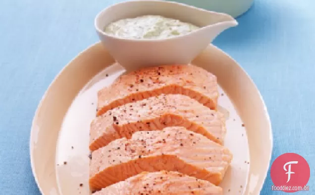 Salmão escalfado com molho de deusa verde