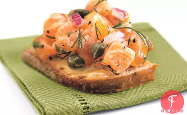 Tartare de salmão em pão integral