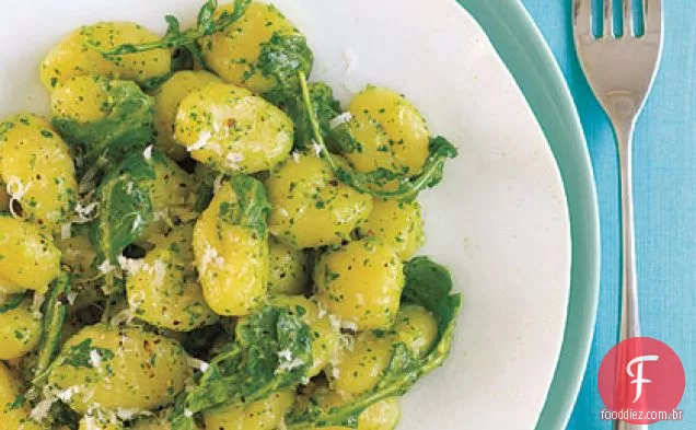 Nhoque com noz-rúcula Pesto
