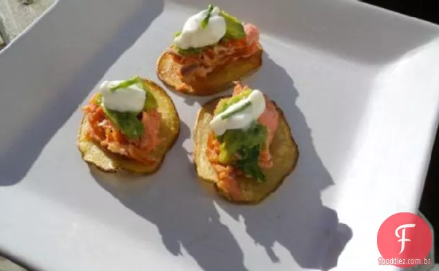 Batatas fritas com salmão defumado e Salsa de abacate