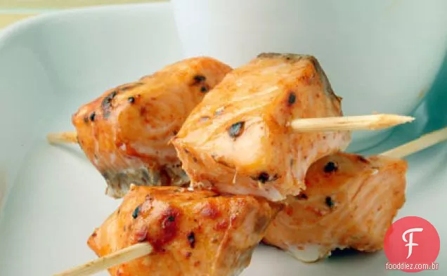 Espetos de salmão com molho Romesco
