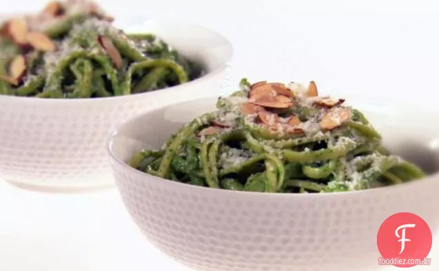 Linguine com abacate e rúcula Pesto
