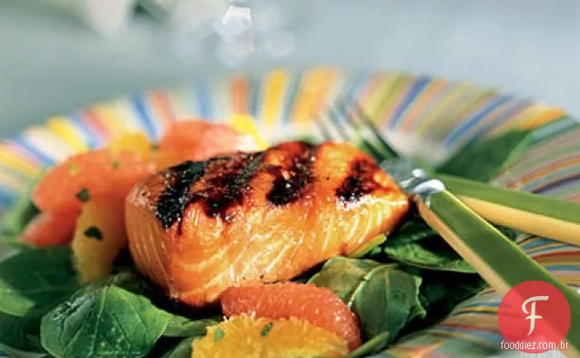 Salmão Melado Sobre Salada Cítrica Cunhada