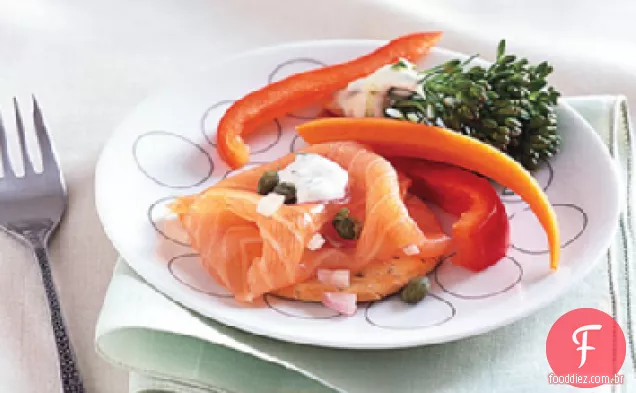 Prato de salmão defumado com creme azedo de endro