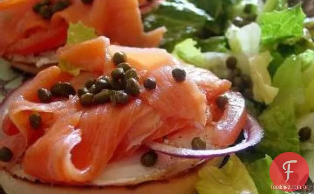 O B. L. A.-Bagel com Lox e abacate