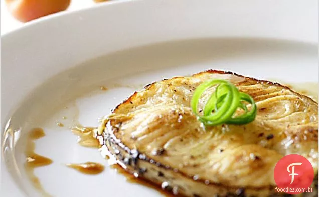 Robalo Assado Com Molho Ponzu De Gengibre