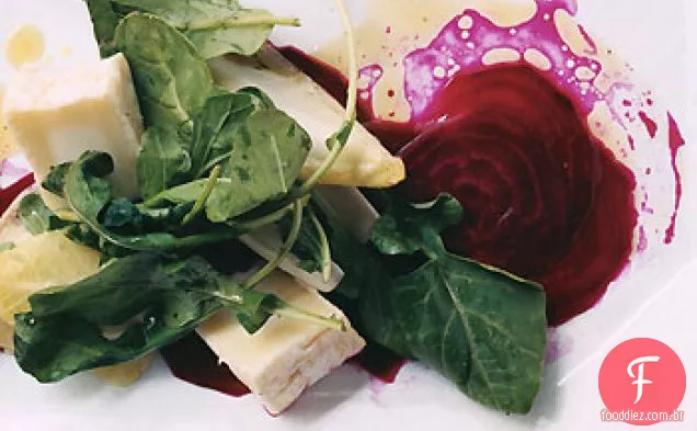 Carpaccio de beterraba com queijo de cabra e rúcula