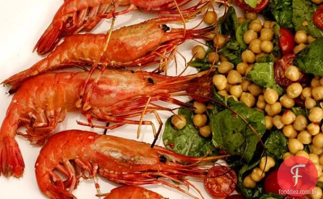 Camarão Grelhado Com Grão De Bico, Tomate E Rúcula