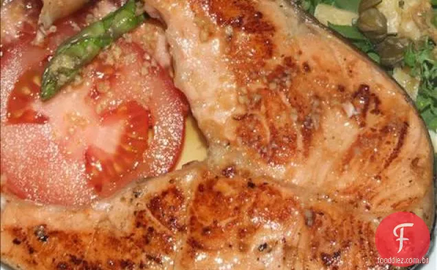 Salmão grelhado com tomate e alcaparras