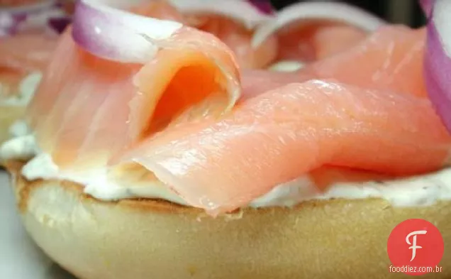 Salmão defumado e Cream Cheese sanduíche aberto para um