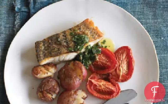 Peixe grelhado com batatas crocantes e molho verde