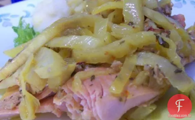Salmão escalfado nadando em Erva-doce com açafrão e amêijoas