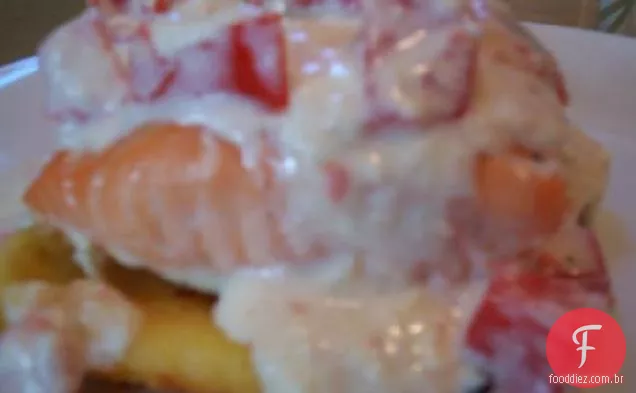 Salmão sobre grãos com tomate Alfredo