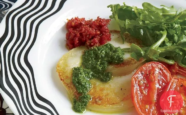 Scamorza frito com salada de rúcula e dois Pestos