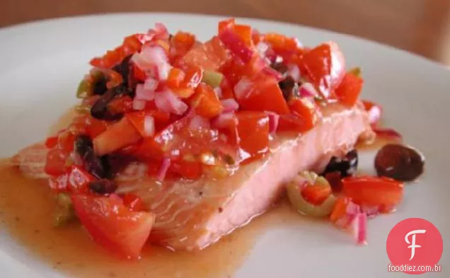 Salmão Assado Com Salsa De Azeitona Preta