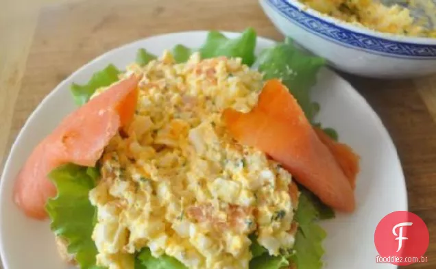 Salada de ovos e sanduíches de salmão defumado