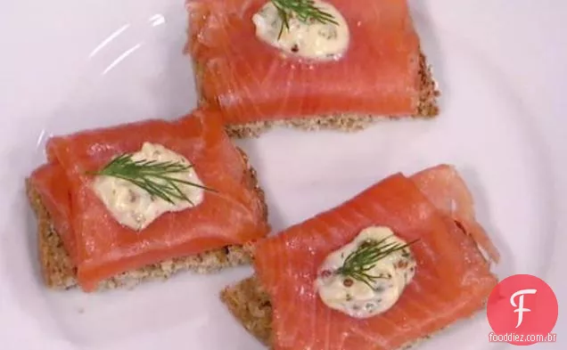 Salmão defumado irlandês em Crostini de pão integral com Aioli de ovo cozido