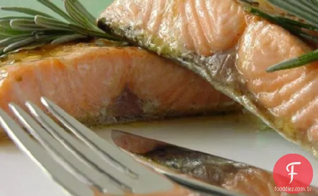 Salmão grelhado ou assado com lavanda