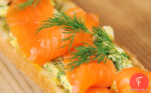 Baguete de rosto aberto com salmão curado e Tartare de molho