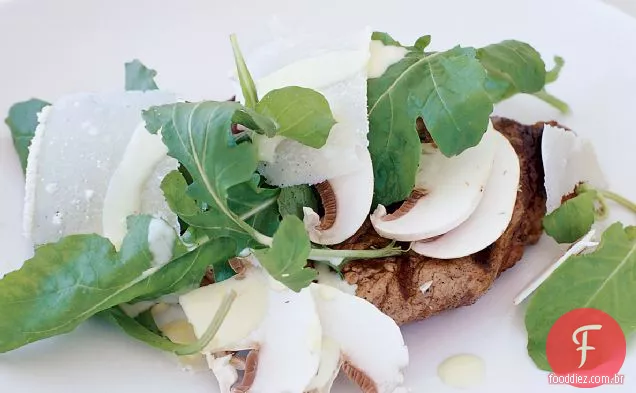 Carne fatiada com rúcula de limão e salada de cogumelos
