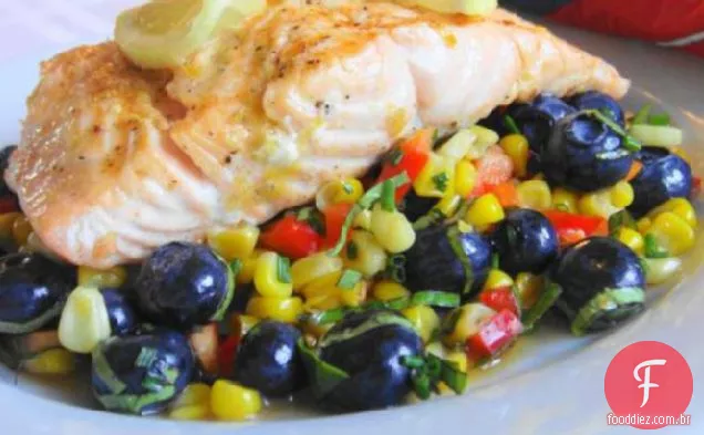 Salmão Grelhado Com Limão Com Salada De Milho