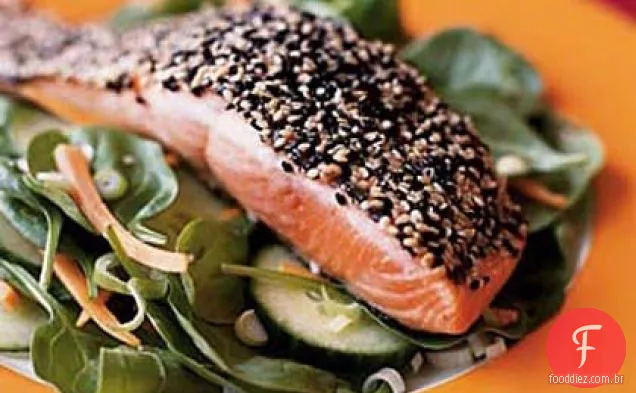 Salada De Espinafre murcha com salmão revestido de gergelim