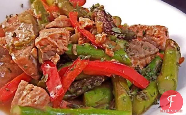 Salmão e aspargos salteados