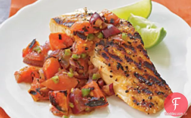 Salmão grelhado com tomate-Salsa de azeitona