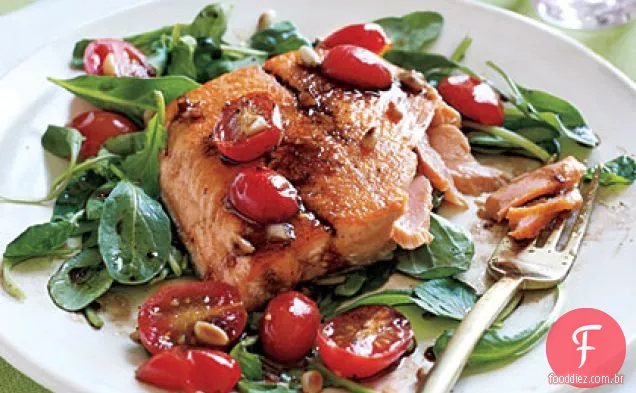 Salada refogada de carvão Ártico e rúcula com vinagrete de tomate