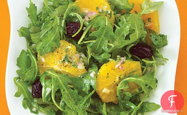 Salada de laranja com rúcula e azeitonas curadas com óleo