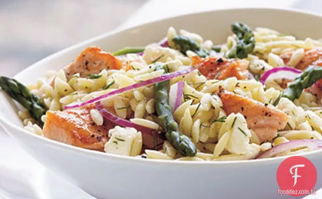 Salada de salmão, aspargos e Orzo com vinagrete de limão e endro