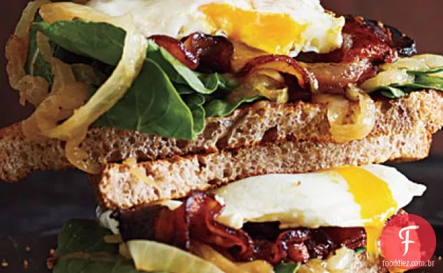 Sanduíches de Bacon e ovo com cebola caramelizada e rúcula