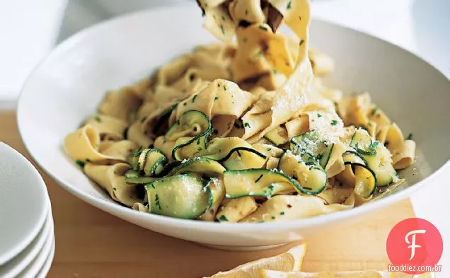 Pappardelle com abobrinha, anchovas e hortelã