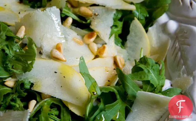 Salada De Rúcula, Pêra, Parmesão E Pinhão