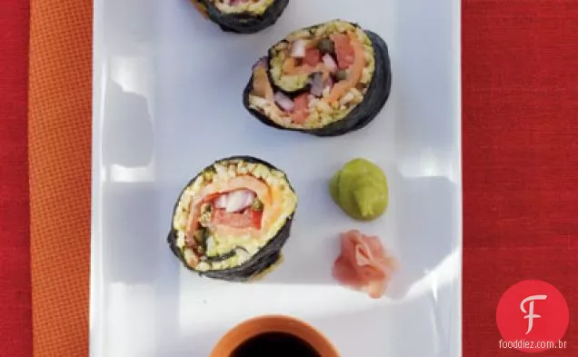 Salmão Defumado E Rolos De Mão De Abacate