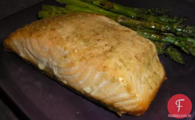Salmão com esmalte de limão e migalhas de alecrim