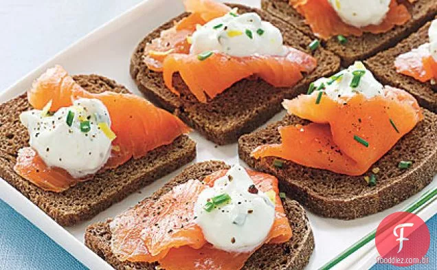 Torradas de Pumpernickel com salmão defumado e creme de Cebolinha de limão