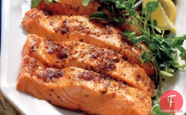 Salmão com açúcar mascavo e esmalte de mostarda