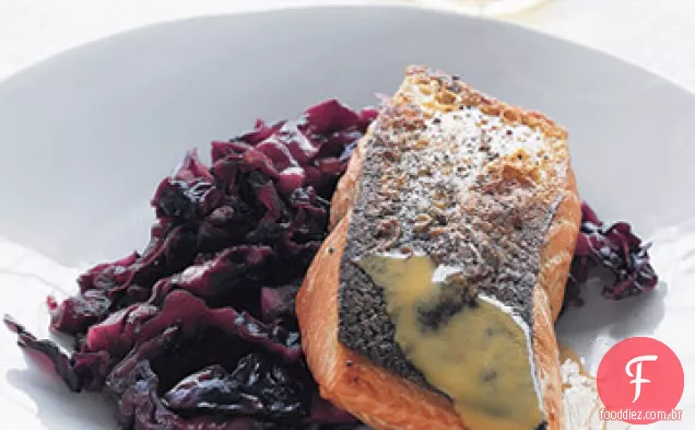 Salmão crocante com repolho roxo refogado e molho de mostarda
