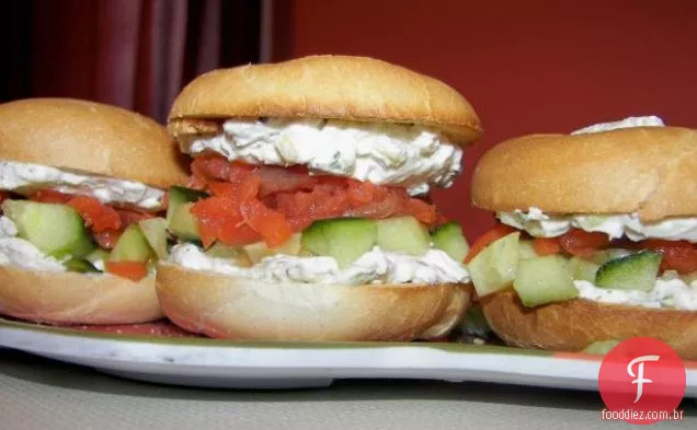 Sanduíches de mini-clube com Carpaccio de salmão e bordo
