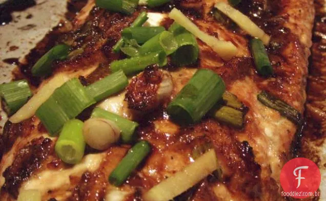 Pizza de salmão defumado com cebola roxa e endro