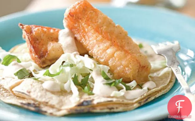 Tacos de salmão batidos de cerveja com Chipotle Crema