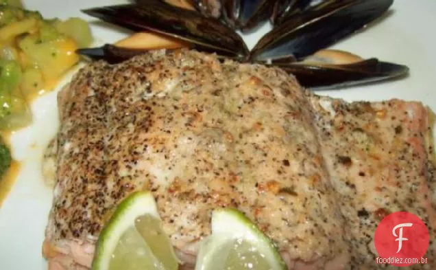 Salmão grelhado com pimenta preta e limão esfregar