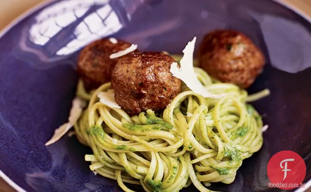 Tagliarini com Pesto De Amêndoa-rúcula e almôndegas