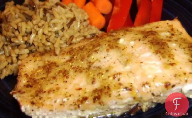 Salmão assado delicioso e simples com molho