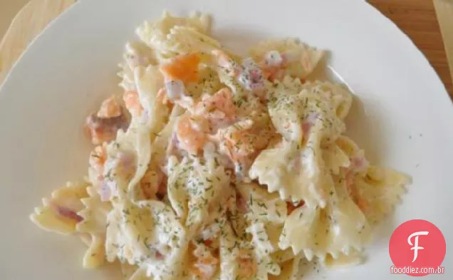 Massa de Gravata borboleta com salmão defumado e Cream Cheese