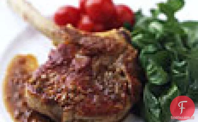 Costeletas de vitela assadas na panela com rúcula
