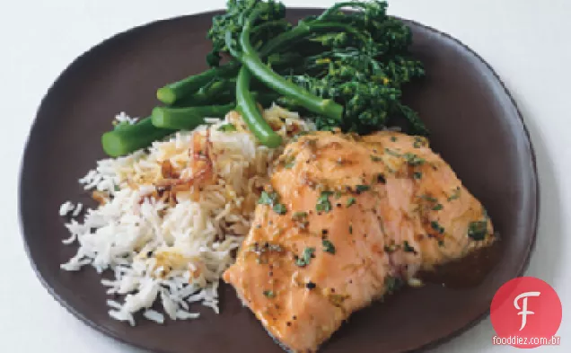 Salmão vitrificado com limão e mel com Basmati e Broccolini