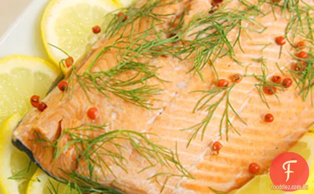 Salmão escalfado a frio com salada de pepino
